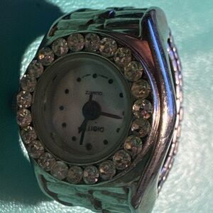 Digit quartz finger Silver Ring with Crystal Accents